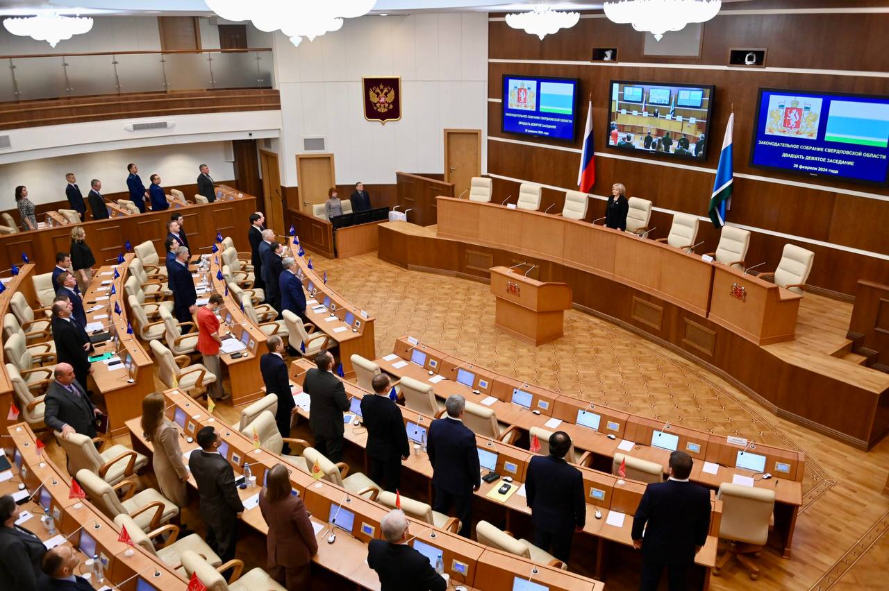 Председатель Законодательного Собрания Свердловской области Людмила Бабушкина и председатели профильных комитетов рассказали о результатах работы регионального парламента в весеннюю сессию на традиционной пресс-конференции  За семь месяцев депутаты провели семь заседаний, рассмотрели 148 вопросов и приняли 58 региональных законов. Особое внимание было уделено вопросам социальной поддержки свердловчан  14 законов  и общественной безопасности  16 законов . Депутатами создан хороший задел на развитие промышленности и поддержку предпринимательства – в этой сфере принято 8 законов.    После пресс-конференции по традиции были подведены итоги конкурса для СМИ «Свердловская область — регион достижений». И «Областная газета» вновь получила наибольшее количество наград.   Благодарственными письмами отмечены ведущий обозреватель Михаил Батурин, выпускающий редактор сетевых изданий Андрей Мешавкин, ведущий редактор Данил Паливода и корреспондент Виктория Абдумуталиева. Второе место в номинации «Лучший материал об истории законодательной власти в Свердловской области» занял обозреватель Максим Начинов.    Подробнее читайте на сайте «Областной газеты».    Полина Зиновьева, «Областная газета»   Подписаться на «ОГ» Прислать новость Поддержать канал