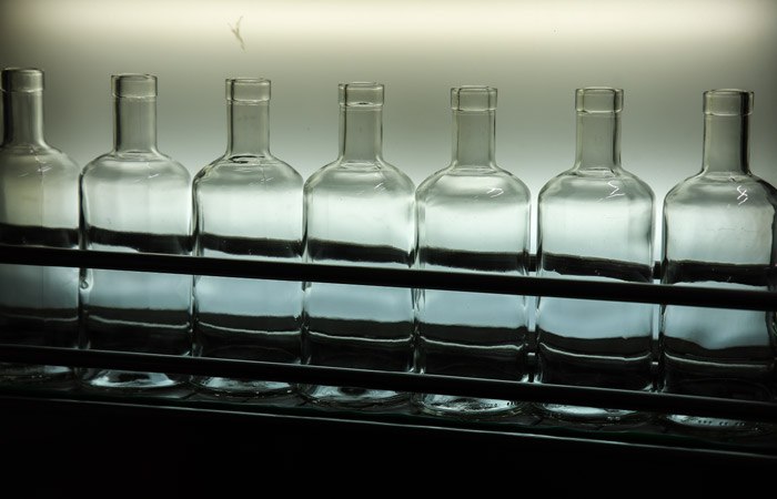 Фото Егор Алеев ТАСС Москва 9 декабря АО Росспиртпром и АО Татспиртпром с целью усиления рыночных позиций в отрасли ведут подготовку к слиянию которое предполагает сохранение двух юридических лиц сообщил Интерфаксу глава Минземимущества Татарстана Фаниль Аглиуллин Слияние компаний проводится с целью усиления рыночных позиций в соответствующих сегментах отрасли Модель дальнейшего функционирования предполагает сохранение двух юридических лиц каждое из которых продолжит специализироваться в соответствии со своей базовой компетенцией АО Росспиртпром по прежнему будет концентрироваться на производстве основного сырья спирта а АО Татспиртпром сосредоточится на выпуске конечной продукции для потребителя ликеро водочных изделий сказал Аглиуллин