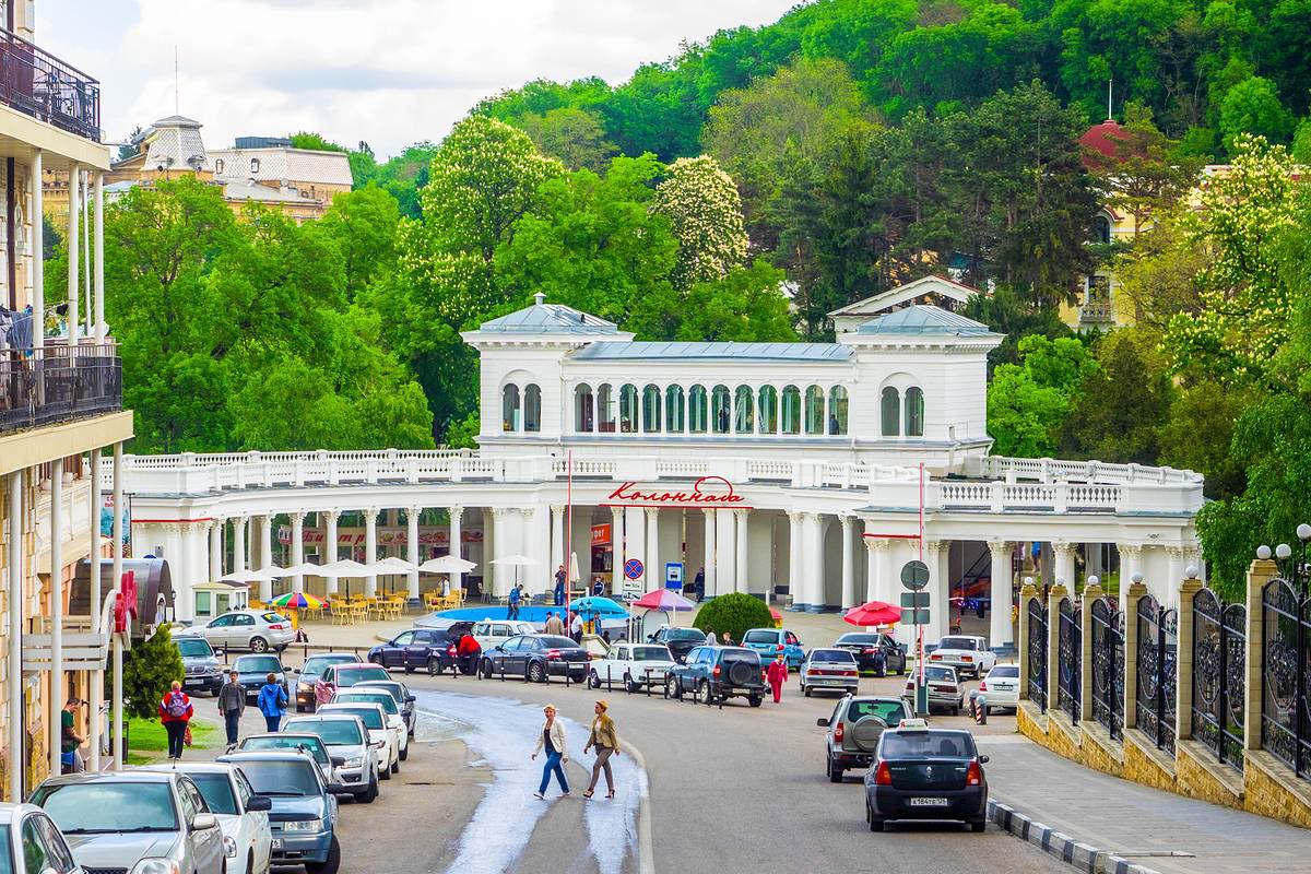 Пять автомобильных маршрутов охватывающих основные туристические локации утвердили на Ставрополье Они разработаны для увеличения в регион турпотока в межсезонье  В число ключевых направлений вошли путь от Кисловодска до Ставрополя Горизонты России экскурсионный тур от Кавминвод до столицы региона Родное Ставрополье культурный маршрут через Пятигорск Юцу и Ессентуки Курорты исцеляющие поэтов гастротур по Ессентукам Кисловодску и Левоберезовскому Вкус Кавказа и культурно исторический маршрут Путешествие к музею под открытым небом связывающий Ставрополь Новотроицкую и Солнечнодольск К примеру один из маршрутов сети Горизонты России имеет протяженность 270 км В него входят 250 туристических объектов 6 мест размещения свыше 60 фотозон По пути следования есть автозаправочные и электрозарядные станции