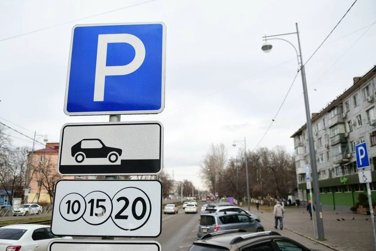 В Краснодаре парковку теперь можно оплатить через приложение банка У краснодарских водителей появился новый способ оплаты муниципальных парковок через СберБанк Онлайн и банкоматы СберБанка Главный плюс оплатить стоянку можно уже после завершения парковки до 23 59 следующего дня То есть не нужно заранее угадывать сколько времени машина простоит на месте В мэрии отмечают что это особенно удобно во время перебоев со связью или интернетом