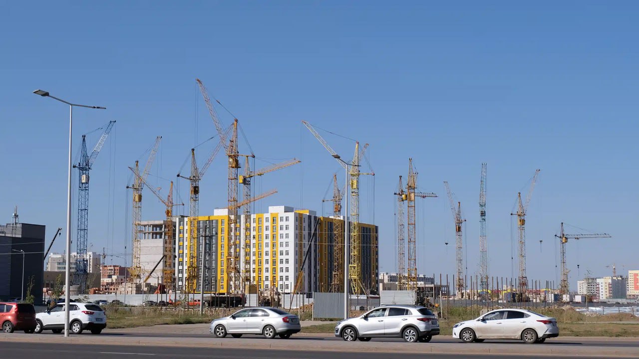Правительство Казахстана запретило создавать госфонды и строить здания для госорганов Мораторий продлится до конца 2028 года и затронет несколько направлений новых инициатив в социальной сфере создания внебюджетных фондов строительства и покупки новых административных зданий для госорганов кроме акиматов в новых районах образованных после 2022 года строительства объектов культуры К тому же госорганы не смогут самостоятельно тратить сэкономленные средства которые они получили при исполнении бюджетных программ Об этом Курсив узнал из документа опубликованного в банке нормативных правовых актов kursivm kursiv news