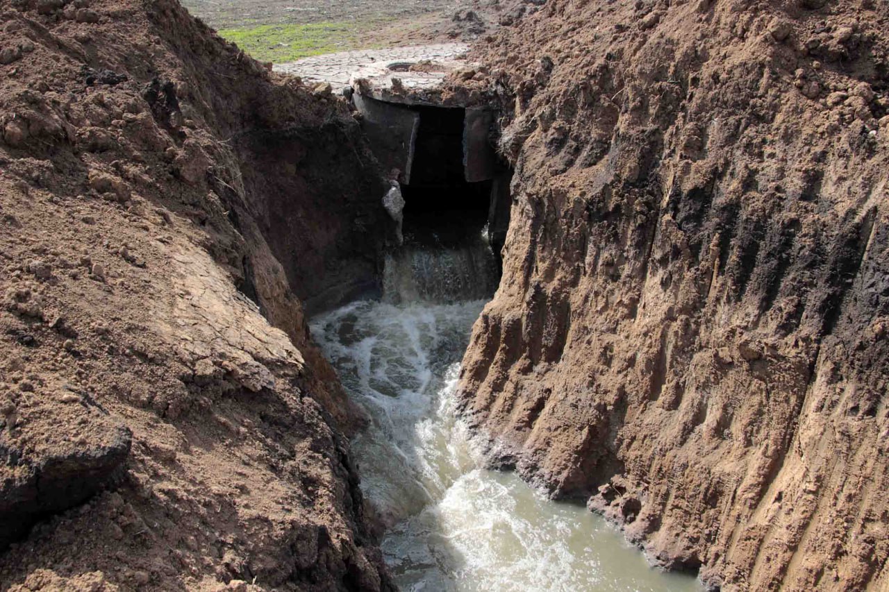 Ежедневно на сетях водоснабжения республики коммунальщиками устраняются порядка 200 аварий. В первую очередь в работу взяты участки с систематическими порывами. Ранее Денис Пушилин призвал жителей сообщать ему в чат-бот о таких авариях, чтобы не терять воду в условиях ее дефицита. Для более эффективной работы Глава ДНР подключил к этой работе сотрудников «Донбасстеплоэнерго». И это уже дает результаты – количество устраняемых в день аварий значительно возросло, сроки ликвидации тоже ускорились. За полторы недели с этого момента удалось устранить уже 137 точек водопотерь, из них в Донецке более 80 – Донецк, Макеевке – около 30, Мариуполе – 8, Енакиеве – 7, Торезе – 4, Горловке – 3. По поручению Главы ДНР работы по устранению порывов контролируют депутаты Народного Совета, муниципальные власти и команда главы региона.