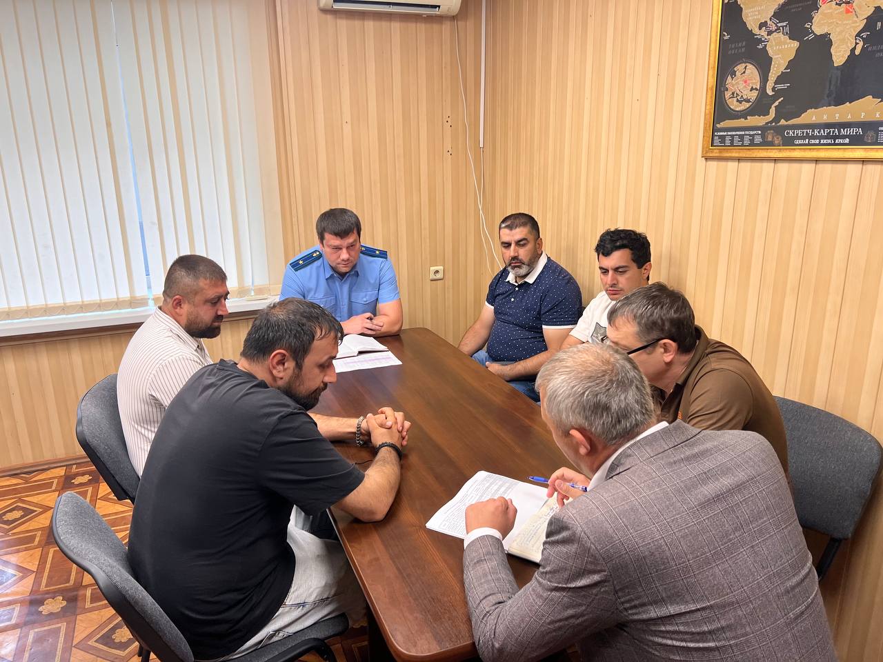 Заместитель прокурора Кировского района Саратова Антон Коршунов провел рабочее совещание с участием заместителя главы администрации Кировского района МО «Город Саратов» и подрядных организаций, осуществляющих работы по благоустройству дворовых и школьных территорий.   На встрече обсуждались вопросы темпа и качества выполняемых работ и имеющаяся проблематика. По итогам совещания выработаны согласованные решения, направленные на завершение выполнения работ на объектах.   В целях недопущения нарушений качества благоустройства, срыва установленных сроков директорам подрядных организаций объявлены предостережения о недопустимости нарушений закона.