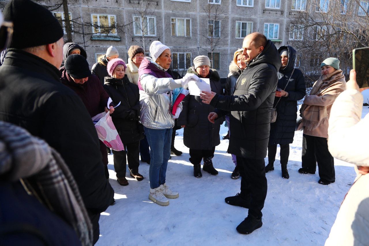 Уличная встреча петербуржцев с депутатом Госдумы от Петербурга Михаилом Романовым вскрыла очередной эпизод деятельности необычного "адвокатского сообщества", грубо заходящего на дома через схему "исполнения" протокола ОСС.  В частности, в доме 12 по Народной улице вдруг "нарисовалась" УК "Евроград Сервис".   Её учредителем является Роман Олегович Андреев, который успел побывать гендиректором в компании "НЭС"  Невские экосистемы , ставшей центральной в нашем недавнем расследовании.   Судя по тому, что мы наблюдаем, "адвокатский коллектив" действует достаточно широко, и очевидно, что публикации по этому поводу ещё будут.  Пока же депутат Романов сообщил в соцсетях по итогам встречи с горожанами, что обратится по этому вопросу к главе МВД Владимиру Колокольцеву.   "Вечерний Питер"