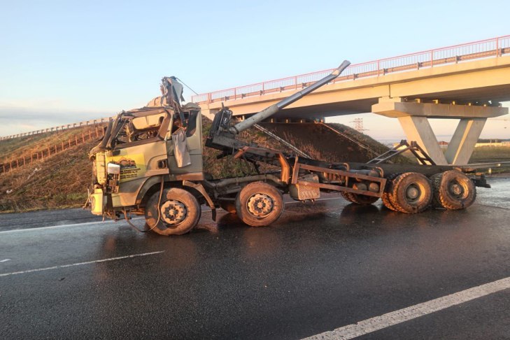 Путепровод под Новосибирском протаранил грузовик с поднятым кузовом Въезд в Верх-Тулу закрыли из-за повреждения путепровода. Автомобилям открыли путь в село по дублирующей развязке. Подробнее... #ТРАНСПОРТ