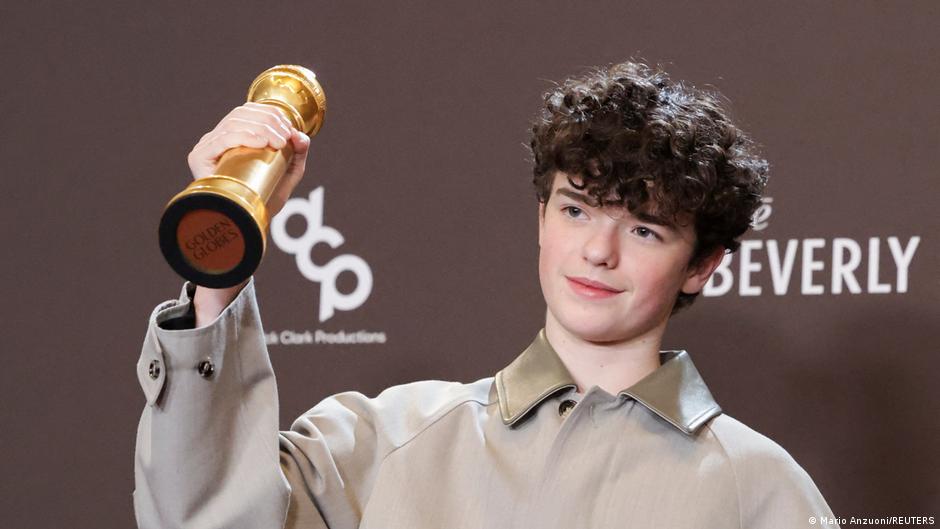 16 летний Оуэн Купер получил Золотой глобус за роль в Переходном возрасте Британский актер победил в категории лучшая мужская роль второго плана исполненная в телеформате Он стал самым молодым лауреатом в этой номинации за всю историю Ранее Оуэн Купер получил Международную премию Эмми за ту же роль став самым молодым актером когда либо побеждавшим на Эмми Обладателем награды как лучший актер мини сериала стал сыгравший в Переходном возрасте отца Стивен Грэм Он же один из авторов сценария Переходный возраст также признан лучшим мини сериалом Американский режиссер Пол Томас Андерсон стал обладателем Золотых глобусов за фильм Битва за битвой One Battle After Another с Леонардо Ди Каприо в главной роли в категориях лучшая режиссура и лучший сценарий Обладатель награды в номинации лучшая мужская роль второго плана в кинофильме Стеллан Скарсгард снявшийся в фильме Сентиментальная ценность Affeksjonsverdi В аналогичной женской номинации обладательницей Золотого глобуса стала актриса Тияна Тейлор за фильм Битва за битвой Лучший анимационный кинофильм Кей поп охотницы на демонов KPop Demon Hunters Лучший комедийный сериал Киностудия The Studio В номинациях лучшие актер и актриса в комедийном сериале отмечены Сет Роген Киностудия и Джин Смарт Хитрости Hacks Лучший драматический сериал Питт The Pitt о неотложке в Питтсбурге Наград в категориях лучшая мужская роль в драматическом сериале и лучшая женская роль в драматическом сериале удостоились Ноа Уайли Питт и Рэй Сихорн Одна из многих Pluribus dwglavnoe