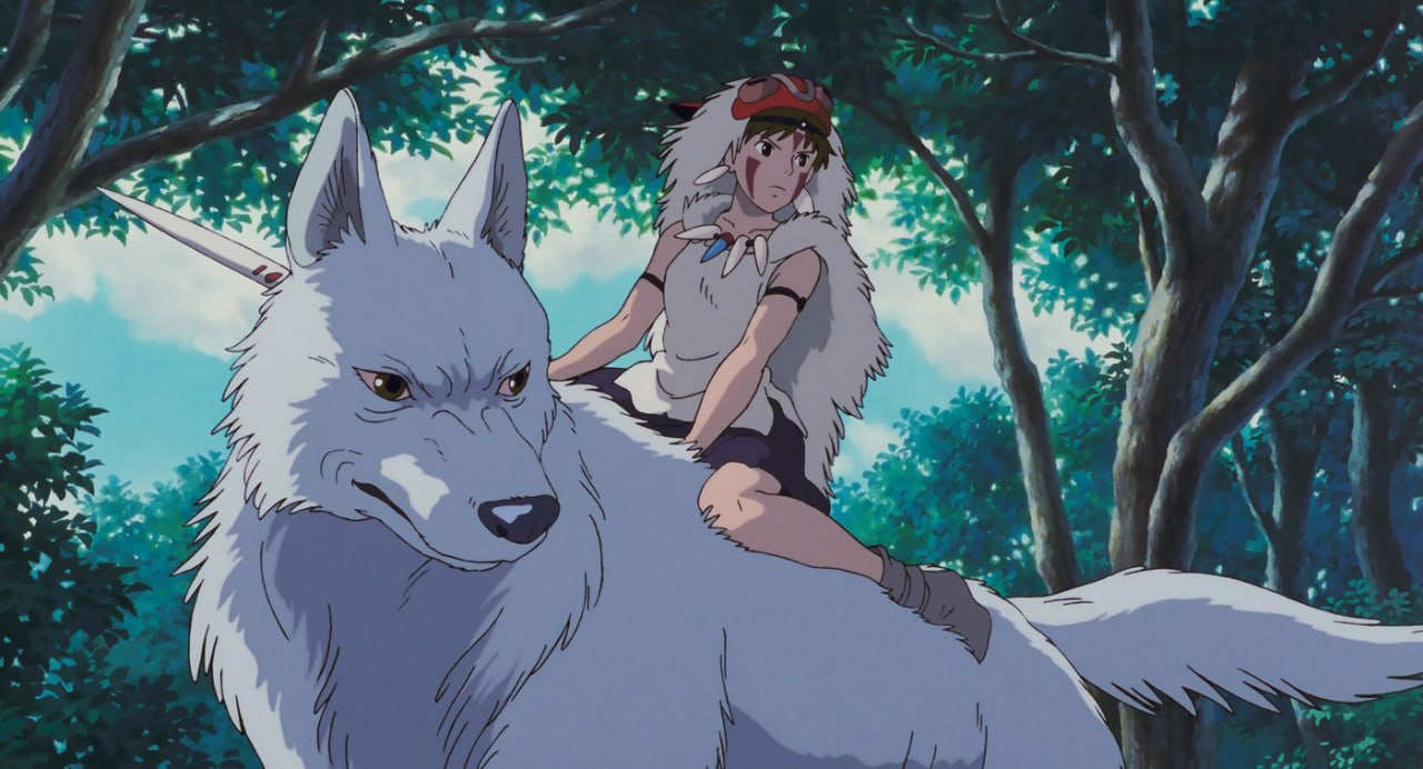 «Принцесса Мононоке» выйдет в российский прокат к 40-летию студии Ghibli 14 августа 2025 года кинопрокатная компания RWV Film выпустит в кинотеатрах легендарный фильм Хаяо Миядзаки «Принцесса Мононоке» в 4K-реставрации. Релиз приурочен к 40-летию студии Ghibli, основанной Миядзаки и Исао Такахатой. Российский дубляж выполнен «Студийной бандой». Фильм, созданный в 1997 году, рассказывает о противостоянии людей и духов леса в средневековой Японии. Главный герой, принц Аситака, оказывается втянут в конфликт между жителями Железного города и обитателями древнего леса, среди которых — принцесса Мононоке. На момент создания «Принцесса Мононоке» была самым дорогим аниме в истории, ее бюджет составлял $23,5 млн. В прокате фильм собрал $150 млн. «Принцесса Мононоке» стала первым проектом студии, в создании которого применялась техника CG : кадр из фильма «Принцесса Мононоке» / режиссер Хаяо Миядзаки