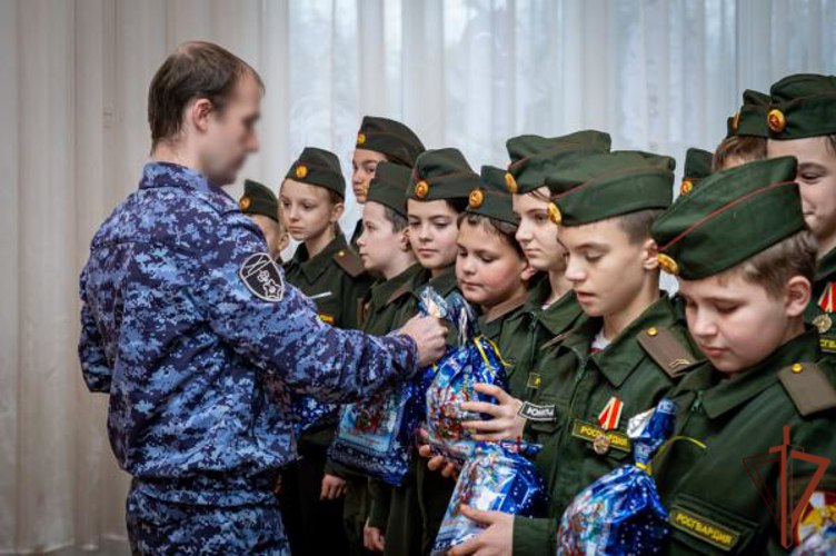 В Донецкой Народной Республике росгвардейцы вручили детям новогодние подарки   Сотрудники и военнослужащие Главного управления Росгвардии по Донецкой Народной Республике продолжили участие в ведомственной акции «Дед Мороз специального назначения», посетив детские дома и образовательные учреждения региона.  Представители вневедомственной охраны поздравили с наступающим Новым годом воспитанников одного из детских домов Донецка. Росгвардейцы передали ребятам подарки, а дети в ответ прочитали стихи.  «Мы рады, что у нас есть возможность лично подарить малышам немного счастья. Надеемся, что это принесет им радость новогоднего праздника», – отметил офицер территориального управления ведомства Александр К.  В ходе участия во всероссийской акции росгвардейцы также встретились с профильными классами Росгвардии в республиканских школах.