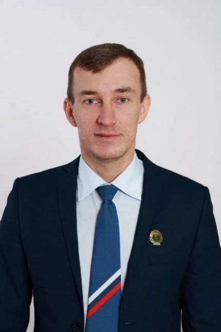 По информации от источников в правоохранительных органах силовиками якобы задержан член Общественной палаты Республики Карелия Леонид Зябкин Как говорится в сообществе ОП РК Леонид Викторович член палаты четвертого и пятого составов является заместителем председателя КРОО Патриотическое движение Карельский фронт командир поискового отряда Феникс клуба Энергия руководитель центра первой помощи Авиценна Леонид Викторович активно и успешно занимается патриотическим и гражданским воспитанием детей и молодежи неоднократно посещал и посещает с гуманитарной миссией Донбасс проводит встречи с детьми и молодежью реализует проекты патриотической тематики Статья УК РФ по которой предъявляли претензии правоохранительные органы к Леониду Зябкину очень нехорошая Официальных комментариев от правоохранителей пока нет