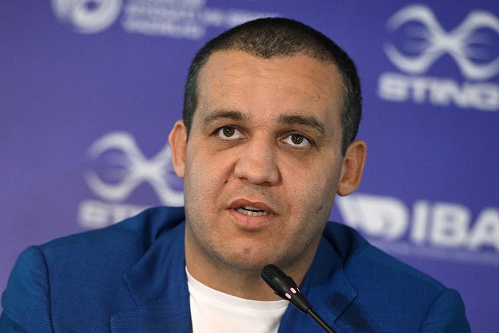 Умар Кремлев продолжает уверенно собирать ключевые позиции в российском спорте Теперь и в Федерации спортивной борьбы России На заседании исполкома в Красноярске по предложению Михаила Мамиашвили его единогласно утвердили председателем попечительского совета ФСБР Для федерации это шаг к усилению управленческой стабильности а для Кремлева новая площадка для реализации крупных проектов в развитии национальных видов спорта Совет планируют сформировать в ближайшее время