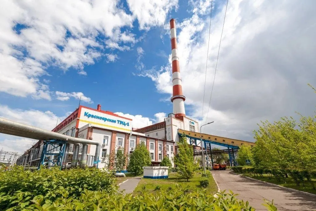 На старейшей ТЭЦ Красноярска введен новый турбоагрегат по программе модернизации тепловой генерации Турбоагрегат 16 отечественного производства калужского и новосибирского заводов заменил выработавшее ресурс оборудование введенное в 1959 г  Главная цель модернизации продление ресурса Красноярской ТЭЦ 1 выработавшей первые киловатты ещё в 1943 году Красноярская ТЭЦ 1 является старейшей теплоэлектростанцией в Красноярске и играет ключевую роль в обеспечении надежного электро и теплоснабжения жителей города Ее модернизация повышает надежность обеспечения электроэнергией и теплом потребителей и обеспечивает снижение экологического воздействия на окружающую среду отметил директор филиала СО ЕЭС Красноярское РДУ Владимир Райлян В процессе ввода модернизированного оборудования пройдены 72 часовые комплексные испытания по согласованной с Системным оператором программе Подтверждены проектные технические и общесистемные характеристики На очереди турбоагрегат 15 взамен агрегата 7 введенного в 1958 г Всего в России по программе модернизации КОММод стартовавшей в 2019 г планируется модернизировать 42 ГВт генерации На сегодня Системным оператором отобрано 135 проектов суммарной мощностью 28 4 ГВт 69 плана Цель системное обновление парка тепловой генерации в стране Системный оператор в Maкс ВК Дзен