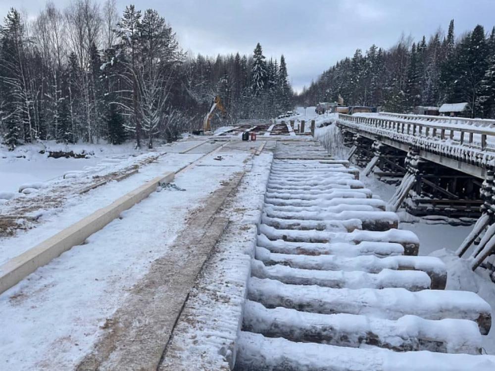 В Красноборском округе ведутся работы по обустройству временного объезда через реку Лахому Ремонт моста проводится в рамках национального проекта Инфраструктура для жизни и Народной программы Единой России Мост построенный в 2009 году находится в предаварийном состоянии из за значительного износа деревянных конструкций Из за этого движение ограничено для транспортных средств с массой более 8 тонн В настоящее время подрядчик завершает устройство временного объезда Уже смонтированы опоры уложен настил и объект готов на 80 После его введения в эксплуатацию в следующем этапе работы будут сосредоточены на демонтаже старого моста и замене деревянных опор на железобетонные что обеспечит его долгосрочную эксплуатацию Полное завершение всех работ на объекте намечено на декабрь 2026 года Фото пресс служба дорожного агентства Архангельскавтодор