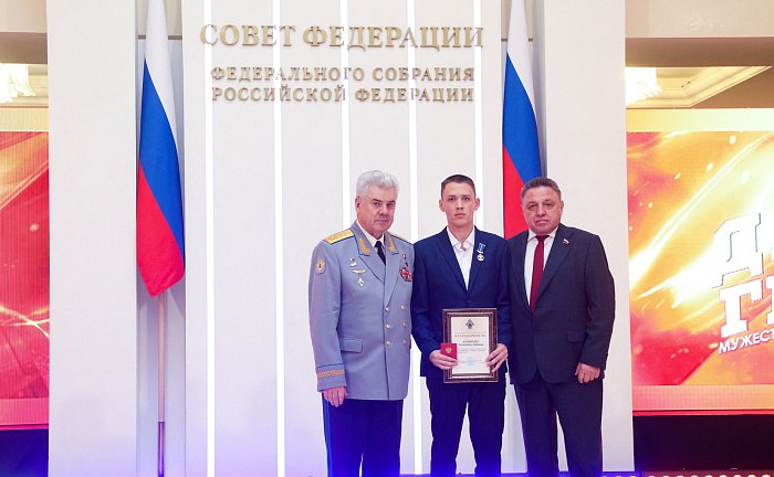 16 летний Константин Ахматаев из Санчурска спасший девочку получил медаль Совета Федерации За проявленное мужество В марте прогуливаясь вечером с друзьями по берегу реки юноша услышал крики о помощи а затем увидел маленькую девочку стоящую на тонком льду Пока ребята искали подручные средства чтобы помочь малышке лёд проломился и девочка оказалась в ледяной воде начала тонуть Тогда Константин не раздумывая прыгнул в воду и в последний момент успел схватить ребёнка Вытащив девочку на берег подросток укутал её в свою куртку и принёс в ближайший дом