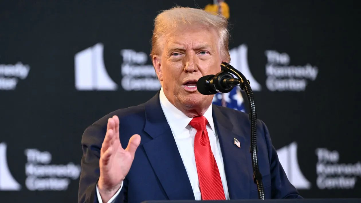 Трамп о российской хакерской атаке на федеральные суды США: «Вы удивлены?» – CNBC Дональд Трамп минимизировал обеспокоенность по поводу возможного взлома Россией системы электронных документов федеральных судов США, заявив, что такое поведение ожидаемо. Взлом, о котором сообщила газета The New York Times, затронул систему управления документами федеральных судов, включая конфиденциальные записи о лицах, обвиняемых в преступлениях, связанных с национальной безопасностью. Некоторые скомпрометированные записи касались людей с русскими и восточноевропейскими фамилиями. Трамп прокомментировал инцидент: «Вы удивлены? Они взламывают, это то, чем они занимаются. Они хороши в этом, мы хороши в этом, на самом деле мы лучше». Президент также отметил, что может поднять тему хакерской атаки во время предстоящей встречи с Владимиром Путиным, которая состоится в эту пятницу. #политика Больше новостей США здесь. Подписывайся!