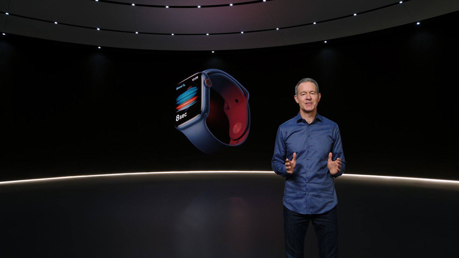 Официально: команда дизайнеров Apple переходит под контроль Тима Кука Сегодня Apple объявила, что главный операционный директор Джефф Уильямс покинет пост в конце этого месяца. Его место займет Сабих Хан, который сейчас занимает должность старшего вице-президента по операциям. Но самое интересное, что с 2019 года Уильямс также руководил командой дизайнеров. Это произошло после того, как главный дизайнер Apple, Джони Айв, покинул компанию. Уильямс официально выйдет на пенсию в конце этого года. После этого команда дизайнеров будет подчиняться непосредственно Тиму Куку.