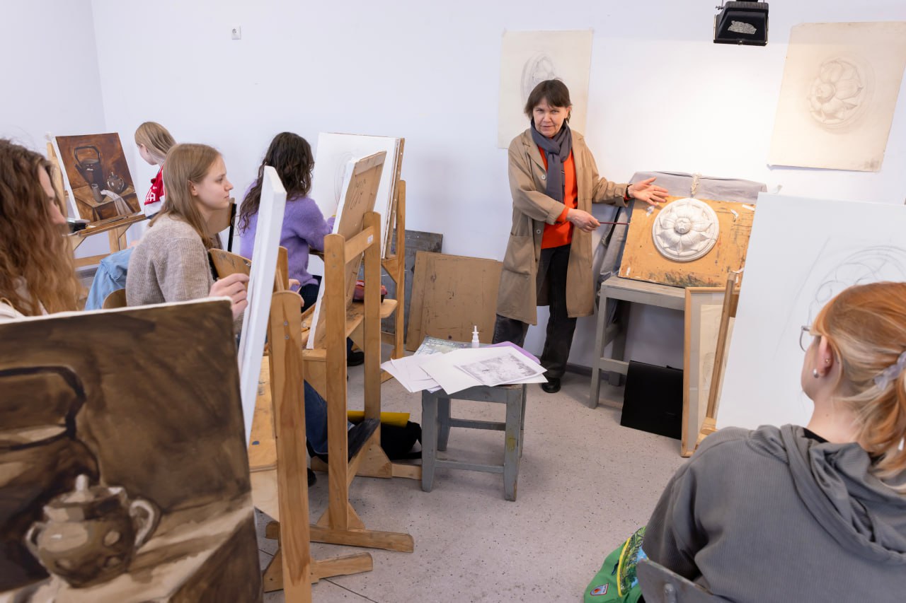 В Крыму с 2014 года отремонтированы и отреставрированы 203 объекта культуры и культурного наследия На эти цели было направлено в общей сложности 7 6 млрд рублей В нынешнем году продолжается реставрация ряда знаковых для нашего полуострова объектов Среди них Ханский дворец в Бахчисарае Дача Стамболи и особняк Е К Мазировой в Феодосии Романовская гимназия в Керчи Ведется капитальный ремонт Керченского драматического театра им А С Пушкина Работы выполняются в рамках госпрограммы Социально экономическое развитие Республики Крым и г Севастополя В рамках Республиканской адресной инвестиционной программы РАИП строится дом культуры в Старом Крыму продолжается проектирование здания Крымскотатарского музея культурно исторического наследия Среди важных проектов реставрация Крымской филармонии здание Симферопольской городской Думы и управы Симферопольского художественного музея здание и флигель офицерского собрания 51 го пехотного Литовского полка медресе в Бахчисарае Голубой гостиной главного корпуса Воронцовского дворца На нескольких известных объектах проводятся противоаварийные работы В их числе античное городище Калос Лимен в пгт Черноморское и мемориальный комплекс Аджимушкай в Керчи В текущем году начнется реставрация Крымского этнографического музея в Симферополе комплекс зданий приюта для девочек графини А М Адлерберг По словам нашего Президента инфраструктура в сфере культуры должна быть достаточна по количеству содержательна по смыслам и доступна всем гражданам вне зависимости от места их проживания и уровня доходов Будем продолжать работу в направлении обозначенном Главой государства В 2026 году объем бюджетных ассигнований на развитие отрасли составляет 4 19 млрд рублей