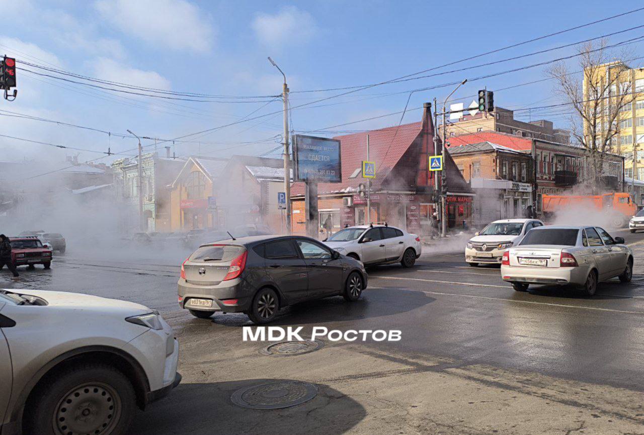 ‍  На Горького произошел Сайлент Хилл  Всему виной — очередной прорыв теплотрассы. Горячая вода течет по Горького от Соколова до Газетного.  Улицу заволокло паром.  MDK Ростов