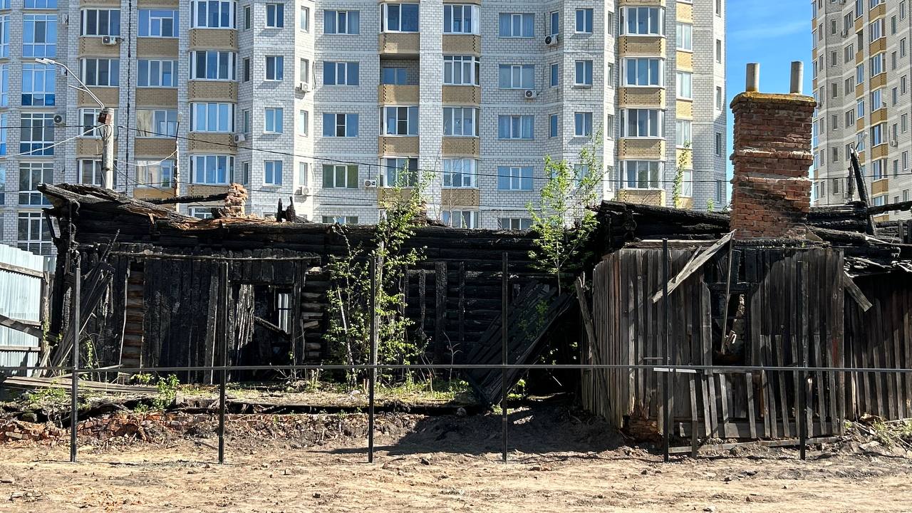 Остров Хоккайдо vs площадь Партизан Серьезный конкурент появился у обугленного остова исторической хибары близ площади Партизан в Брянске. В соцсетях разгоняется 6-этажный замок в городе Акабира на японском острове Хоккайдо. Дворец площадью 1571 м², с коммуникациями, лифтом и участком в 50 с лишним соток отдают всего за 69К долларов 5,5 млн руб . Напомним, сгоревший еще в 2016 году дом с участком в семь соток на Репина, 9 продают за 9,5 млн. рублей. Плюс там еще восстанавливать и восстанавливать – аутентичная недвижимость нынче накладна! Впрочем, всегда есть запасной вариант: по цене японского замка в Брянске можно купить однушку в моднейшем ЖК, а бонусом вам отсыпят обещаний построить здесь когда-нибудь школу или детский сад.