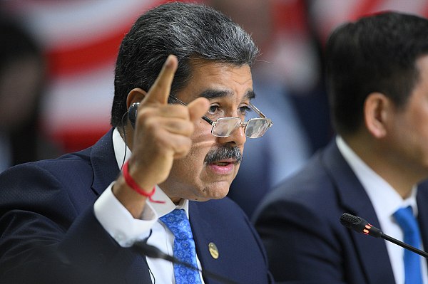 Президент Венесуэлы Николас Мадуро разрешил возобновить рейсы для вывоза из США венесуэльских нелегальных иммигрантов Президент Венесуэлы Николас Мадуро дал согласие на возобновление авиарейсов для возвращения из США нелегальных венесуэльских иммигрантов Об этом сообщает Интерфакс со ссылкой на латиноамериканские СМИ Управление гражданской авиации получило запрос от США на возобновление репатриационных рейсов венесуэльских иммигрантов из США в Венесуэлу По распоряжению президента Мадуро разрешение на заход в наше воздушное пространство выдано говорится в сообщении министерства транспорта Венесуэлы aviaru net n290432