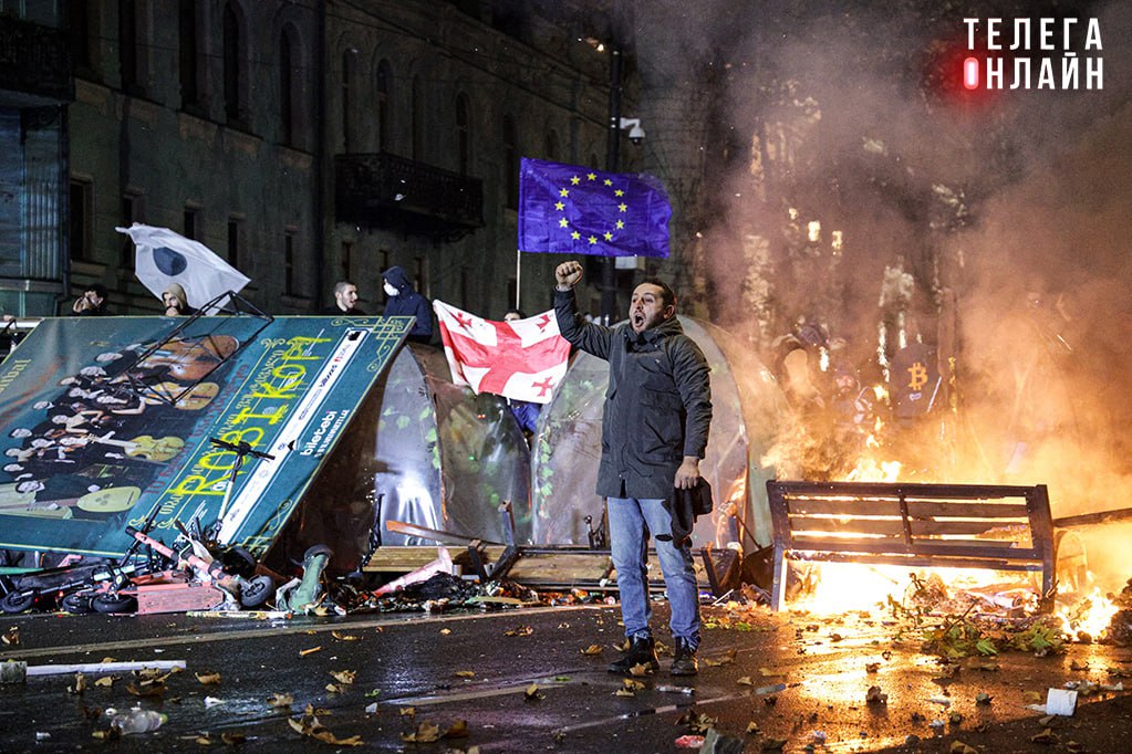 С такой «поддержкой» враги не нужны Чтобы «поддержать грузинский народ» Европарламент потребовал отключить Грузию от SWIFT из-за «отката от демократии». Интересно, как долго Брюссель будут накрывать фантомные боли провалившегося грузинского майдана?