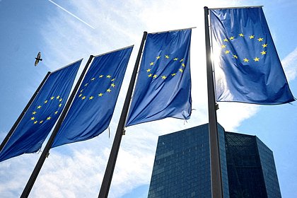 В Австрии назвали угрозу существованию ЕС  Существование Европейского союза  ЕС  зависит от исхода торговых переговоров с США. На это указал министр труда и экономики Австрии Вольфганг Хаттмансдорфер в интервью изданию Kurier. «[Президент США Дональд] Трамп остается непредсказуемым, это еще раз подтвердилось. Поэтому тем более важно, чтобы ЕС высказался единым голосом и нашел решение за столом переговоров», — отметил он. Странам Евросоюза необходимо вместе найти решение по проблеме вокруг американских пошлин. При этом одним из вариантов ответов глава Минэкономики Австрии посчитал контрмеры против американских компаний в сфере технологий и цифровых услуг. «ЕС не должен умереть красивой смертью», — подчеркнул Хаттмансдорфер. Ранее канцлер Австрии Кристиан Штокер предложил провести переговоры России и Украины в Вене. По его мнению, австрийская столица до сих пор остается подходящим местом для решения конфликтов.