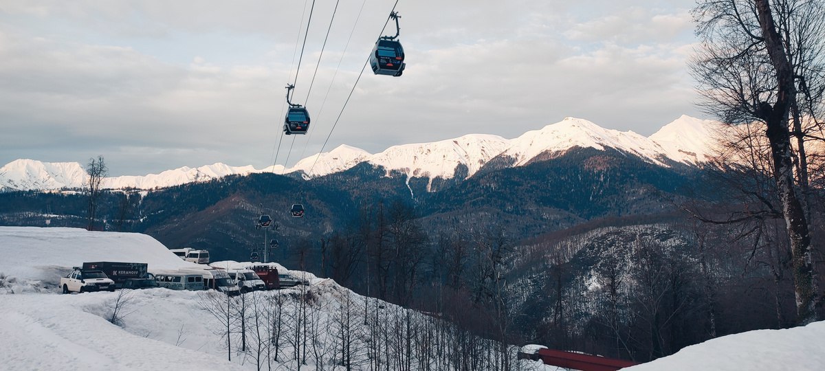 Посещаемость горных курортов Сочи выросла в 1,7 раза летом 2024 года  На кластер в поселке Красная Поляна пришлась треть от общего турпотока на российские горнолыжные курорты, что делает его лидером по данному показателю.  #Туризм