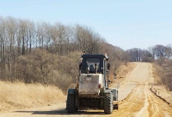 Дорожники готовятся к летнему содержанию дорог в Приморье  C апреля дорожные службы Приморья переходят с зимнего режима содержания автомобильных дорог на летний.  Как сообщили в министерстве транспорта и дорожного хозяйства, с апреля дорожные службы Примавтодора начнут работы по летнему содержанию дорог. Сейчас специалисты очищают полосы отвода от кустарника, устраняют наледи на дорогах и проводят ямочный ремонт с применением холодного асфальта.  «Готовимся к летнему сезону. С февраля активно занимаемся ямочным ремонтом», – рассказали в ведомстве.    Ямочный ремонт методом укладки холодного асфальта сейчас выполняют в 12 муниципалитетах: в Артёмовском, Владивостокском, Партизанском, Уссурийском городских округах, в Партизанском и Надеждинском районах, в Михайловском, Чугуевском, Тернейском, Кавалеровском, Ханкайском, Пограничном округах.  Отметим, что главное преимущество холодного асфальта заключается в том, что его можно применять при температурах до -5°С.  «При наступлении устойчивых положительных температур планируем приступить к профилировке дорог», – добавили в Примавтодоре.  Профилирование дорог направлено на выравнивание поверхности, которое включает в себя удаление неровностей, распределение и уплотнение дорожного материала. Это способствует продлению срока службы дороги и улучшению условий для безопасного движения транспорта.  Добавим, ямочный ремонт с использованием горячего асфальта начнётся в крае, как только температура воздуха достигнет отметки +5°С.  В Приморье обновление приведение в нормативное состояние существующих дорожных объектов, особенно на участках с высокой интенсивностью движения, проводится по национальному проекту «Инфраструктура для жизни».