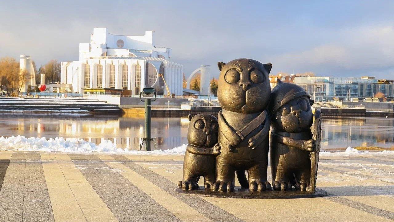 На набережной Александра Невского разместили скульптуру созданную скульптором Алексеем Степаненко который является автором памятника Гавриилу Державину на площади Державина Новая скульптура создана по мотивам работы художника Васи Ложкина Три кота с деревянной сабелькой Вася Ложкин впервые представил свою выставку в Великом Новгороде в 2023 году