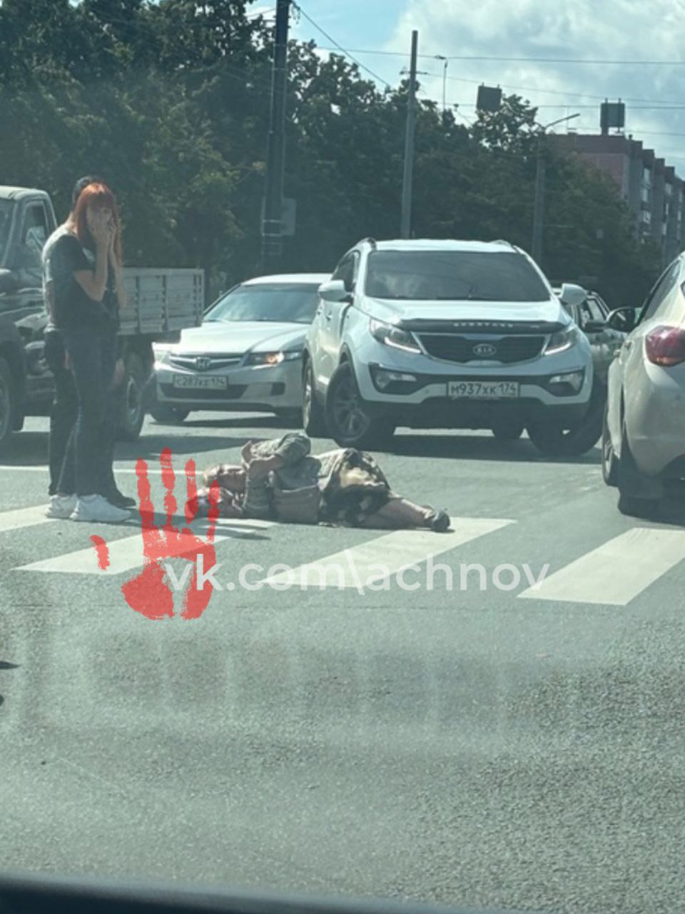Женщину, лежащую на проезжей части, запечатлели челябинцы По данным подписчиков Агентства чрезвычайных новостей, дама - пожилая, ее сбила машина. ‼ Подробностей аварии пока нет. Сообщается только, что ДТП произошло на пересечении Комсомольского проспекта с улицей Косарева. Мы сделали запрос в ГИБДД, как только получим ответ, обязательно опубликуем.