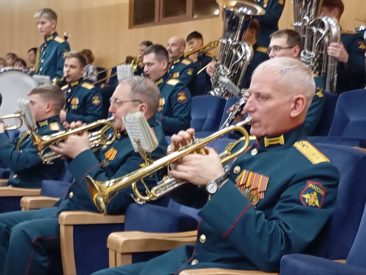 Мама 11 детей токарь учитель военный ветеран волонтёр общественник в канун Дня народного единства в администрации Ленобласти вручили награды Впервые вручены памятные знаки За содействие в специальной военной операции от благодарных ленинградцев Среди награждённых генералы и рядовые военные специалисты по цифровизации и работники ВПК Всех награждённых объединяет стремление сделать нашу область лучше сильнее интереснее активнее И каждый из вас вложил частичку своего труда сердца и души в нашу родную область Мы все работаем как одна большая команда решая очень серьёзные задачи преодолевая трудности и современные вызовы В преддверии завершения года хочу сказать что и в этом году мы полностью выполним все взятые на себя бюджетные обязательства все показатели по национальным и региональным проектам И всё это благодаря вашей работе Жители региона уверены в нашем будущем Я вас всех поздравляю с высокими государственными наградами подчеркнул губернатор Александр Дрозденко