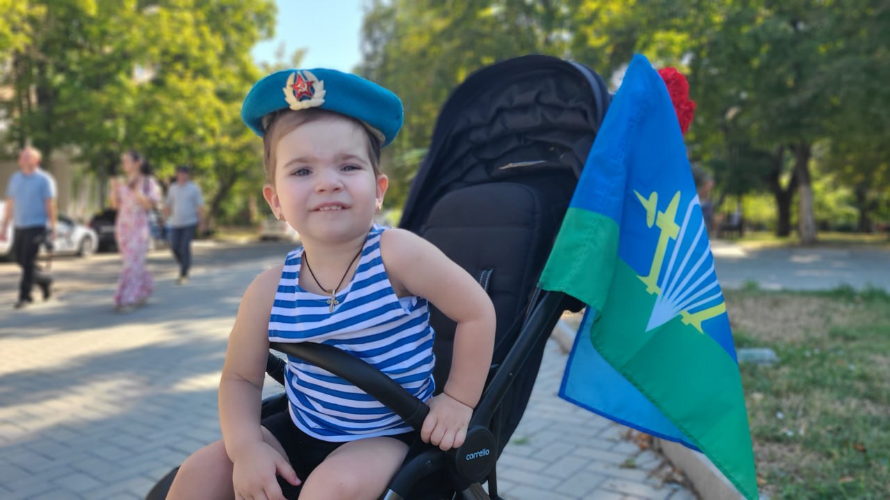 Тираспольские и бендерские десантники в свой день провели автопробег и возложили цветы к памятнику "отца ВДВ" Василию Маргелову, а также генералу Лебедю.