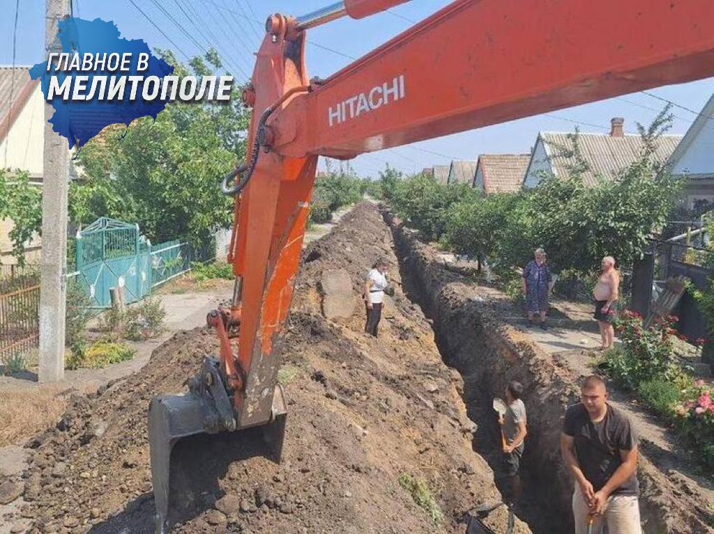 В Мелитополе ремонтируют водопровод по улице Крымской В Архангельской области специалисты проводят работы по обновлению водопроводной системы, заменяя устаревшие чугунные трубы современными пластиковыми. Вместо старых стальных труб диаметром 100 мм, компания-подрядчик устанавливает трубы из полиэтилена низкого давления диаметром 110 мм. На соединениях с действующими сетями установлены новые запорные устройства. Архангельская область и Мелитополь заключили соглашение о сотрудничестве, действующее до 2030 года. Целью данного документа является поддержка восстановления городской инфраструктуры Мелитополя, а также предоставление гуманитарной и прочей необходимой помощи.