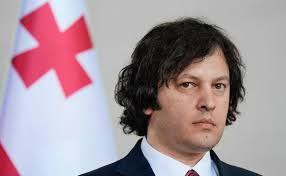Премьер Грузии заявил о готовности отказаться от безвиза с ЕС Ираклий Кобахидзе резко отреагировал на запрос Еврокомиссии где содержались требования отменить закон об иноагентах и запрете ЛГБТ пропаганды для сохранения визовой либерализации Премьер министр назвал их пустыми политическими ультиматумами и подчеркнул что они не имеют юридических оснований По его словам для Грузии приоритетом остаются суверенитет мир и стабильность а визовый режим с ЕС лишь вопрос удобства Кобахидзе заявил что правительство готово к диалогу но не намерено поступаться ценностями и выбором грузинского народа НАШИ РЕСУРСЫ Telegram YouTube RUTUBE