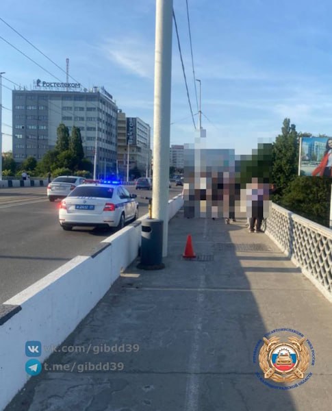 Электросамокатчик сбил пешехода на эстакадном мосту в Калининграде В Калининграде произошло очередное ДТП с участием водителя электросамоката и пешехода. Об этом сообщила пресс-служба регионального управления Госавтоинспекции. ДТП произошло 14 июня в 17 часов на Ленинском проспекте. Двигаясь по эстакадному мосту, водитель электросамоката совершил наезд на пешехода 1953 года рождения. В результате дорожного происшествия пешеход направлен в медицинское учреждение. Фото: пресс-служба регионального управления ГАИ