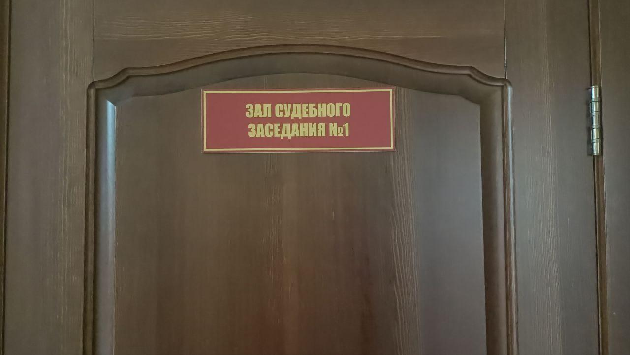 Боялся потерять работу ключевой свидетель рассказал как выручал бывшего вице губернатора Куприянова Сегодня 25 августа в Любинском районном суде прошло второе заседание по делу бывшего вице губернатора экс министра труда и социального развития Омской области Владимира Куприянова На этот раз допросили свидетеля со стороны обвинения бывшего директора Марьяновского дома интерната Валерия Башурова Напомним именно Башуров стал ключевой фигурой в деле по данным источников Омск информа в правоохранительных органах его самого сотрудники силовых структур взяли за определенные нарушения и предложили сотрудничество со следствием В результате он дал показания против своего бывшего начальника которого обвиняют в получении взяток п в ч 5 ст 290 УК РФ Заседание длилось три с половиной часа Башуров подробно описал как за собственный счет покупал товары и оплачивал работы для домовладения родственников Куприянова в селе Любино Малоросское Подробные показания свидетеля и ответ защиты в материале