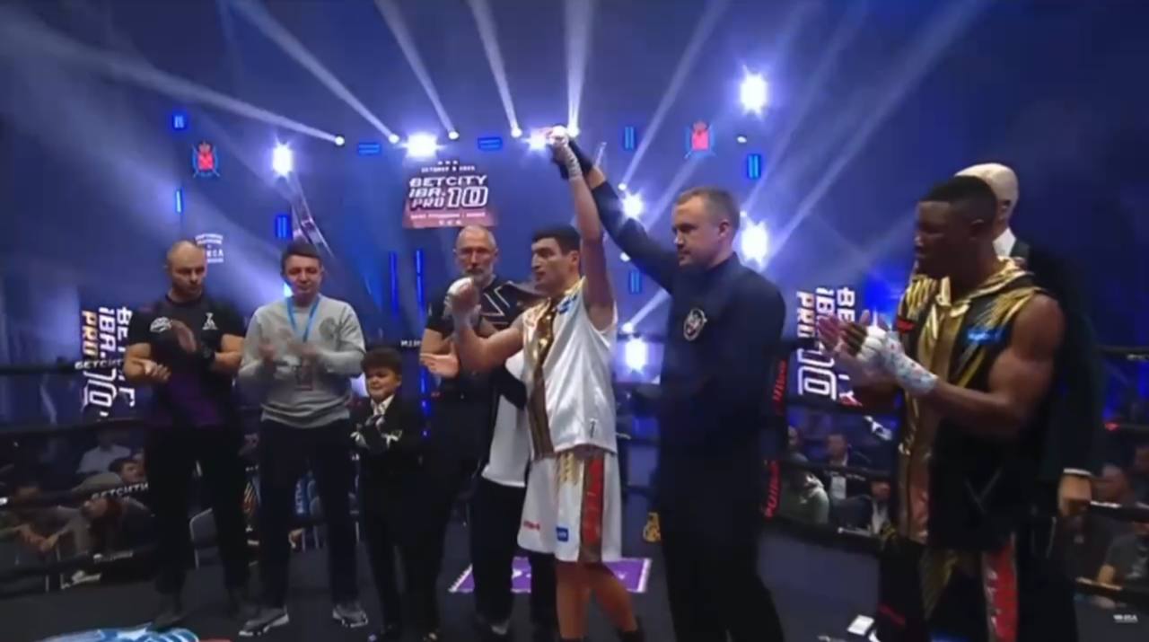 Харитон Агрба 16 1 9 KOs одержал уверенную победу над чемпионом Африки по версии WBO Чарльзом Шинима 19 3 13 KOs на турнире IBA PRO 10 в Санкт Петербурге Бой продлился все 10 раундов По итогам поединка все трое судей единогласно отдали победу Агрба который уверенно контролировал ход встречи и действовал точнее соперника Апсныпресс Instagram Facebook Дзен