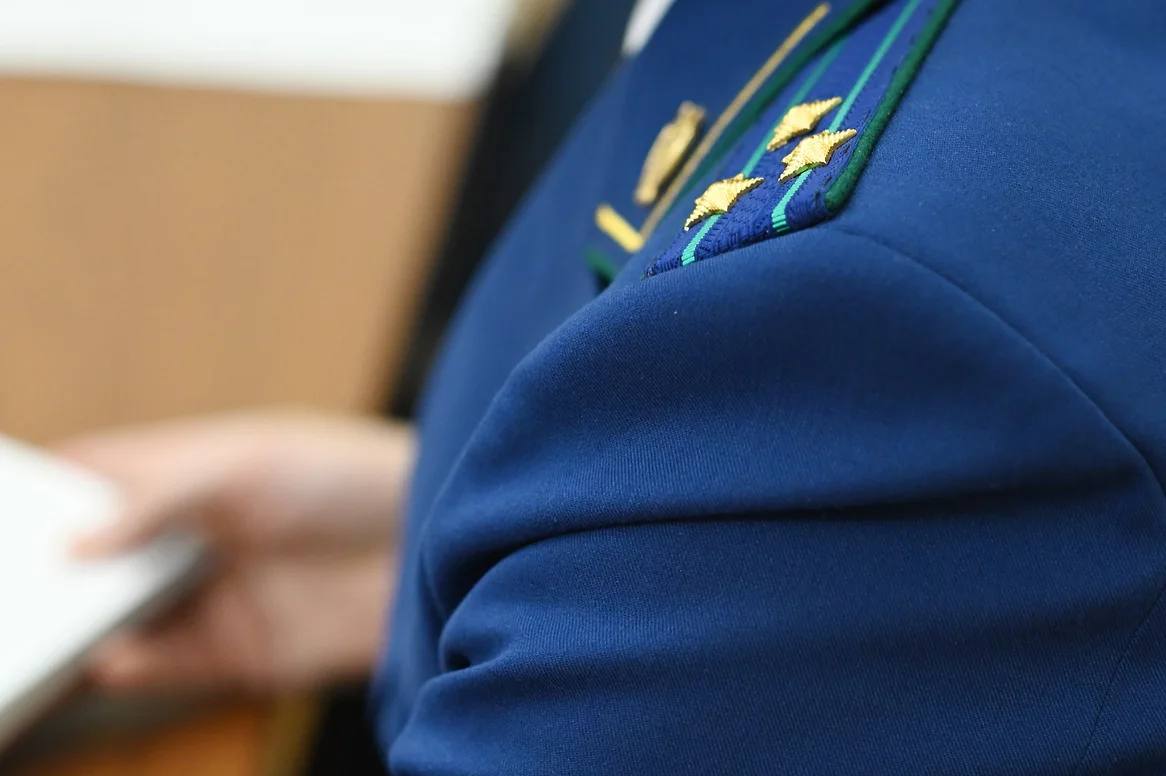 В Самаре на фонд капремонта подали в суд за необновленные памятники архитектуры Прокуратура обратилась в суд с исками к фонду капремонта Самарской области Поводом для этого стали несделанные работы на двух памятниках архитектуры Об этом сообщает контрольный орган Проверка показала что работы не были выполнены в срок Речь идет о доме купца Дмитриевского на улице Красноармейской и усадьбе фон Древиц Красникова на пересечении улиц Фрунзе и Толстого Капитальный ремонт крыш зданий должен был завершиться в 2021 2023 годах но работы так и не начались Ленинский районный суд Самары полностью удовлетворил прокурорские иски Надзорное ведомство контролирует их исполнение kommersant volga