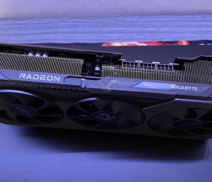 В сети появились фотографии GIGABYTE Radeon RX 9070 XT, ее продают за 1600 евро — Videocardz  Videocardz сообщает, что на просторах интернета всплыли фотографии еще не представленной видеокарты GIGABYTE Radeon RX 9070 XT. Более того, ускоритель продают за 1600 евро. Цена явно завышена, но особо ярые фанаты AMD могут раскошелиться, чтобы заполучить «железку» одними из первых.  Читать далее