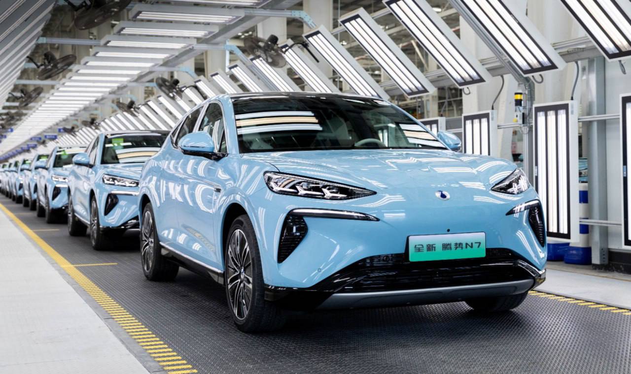 Китай прекращает господдержку электромобилей после 15 лет субсидий В новом пятилетнем плане на 2026 2030 годы китайские власти впервые за 15 лет исключили электромобили из списка стратегических отраслей сообщает Reuters Государство активно субсидировало производство и покупку EV на протяжении трёх пятилеток что помогло зелёным моделям занять более 50 рынка уже в 2024 году Теперь по мнению регуляторов страна столкнулась с перепроизводством и избыточной конкуренцией поэтому отрасль больше не нуждается в господдержке autonews youtube