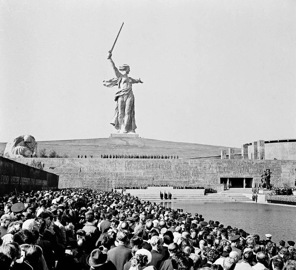 День в истории России 15 октября 1967 года было завершено строительство монумента Родина мать зовёт на Мамаевом кургане в Волгограде Важнейший стратегический объект Сталинграда Мамаев курган советские солдаты в тяжелейших условиях доблестно защищали 135 дней Высота над пьедесталом 52 метра а с учетом вытянутой руки и меча 85 метров вес более 8 тысяч тонн Каждый новый слой бетона следовало класть пока не застыл старый чтобы швы между ними были прочными По воспоминаниям участников стройки машины с бетоном двигались почти непрерывно и на подмогу вызвали полк гражданской обороны в котором служили солдаты со всего СССР 36 5 тысячи защитников Сталинграда захоронены на Мамаевом кургане Наверное именно поэтому здесь особенно остро ощущаешь гордость за своих предков которые выстояли и победили в страшной войне