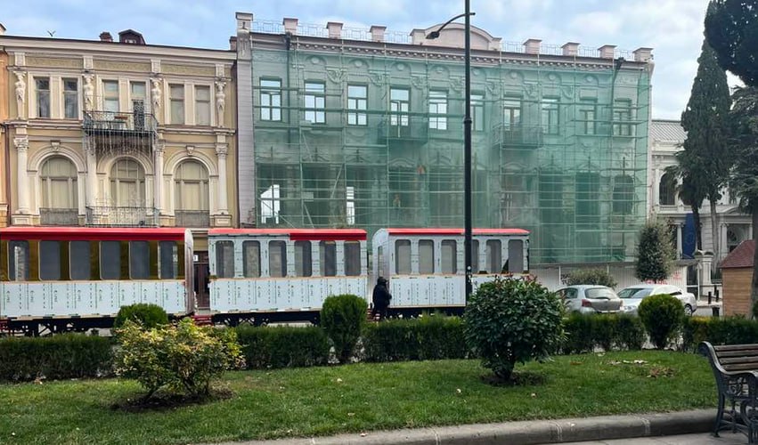 Знаки повсюду: Перед дворцом Орбелиани поставили поезд для Саломе Зурабишвили   Уже скоро Саломе Зурабишвили поедет на этом поезде в политическое забвение. Не помогут даже совместные фото с Трампом.