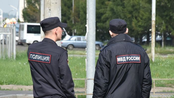 Омич изрезал лицо 11 летней школьнице и гуляет на свободе Омские полицейские разыскивают мужчину который напал на 11 летнюю девочку Как сообщает Телеграм канал Осторожно новости преступление произошло 23 октября Девочка возвращалась из школы искусств домой когда к ней подошел мужчина и спросил где находится магазин Школьница повернулась чтобы показать рукой направление В этот момент преступник начал бить ее по лицу каким то острым предметом В результате ребенок получил порезы лица и рук А преступник сбежал