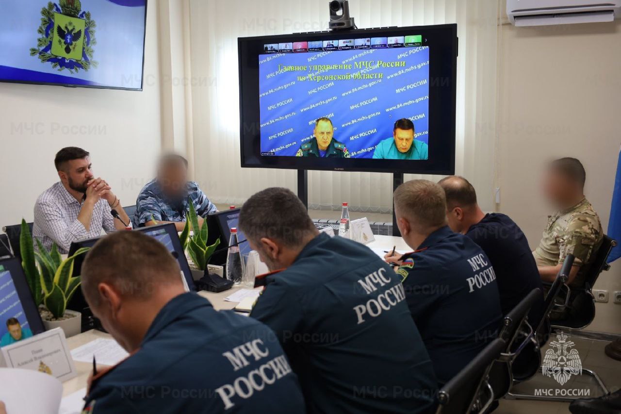 Готовность образовательных учреждений Херсонской области обсудили на заседании комиссии КЧС и ОПБ  На повестке планового заседания комиссии обсуждалось четыре вопроса:   состояние противопожарной защищенности образовательных учреждений региона и ход их подготовки к новому учебному году;  прохождение пожароопасного сезона на территории Херсонской области;  план мероприятий по улучшению водоснабжения населенных пунктов Херсонской области;  создание единых дежурно-диспетчерских служб в муниципальных образованиях региона.    По итогам обсуждения докладов, комиссия рекомендовала руководителям органов местного самоуправления совместно с другими службами организовать комплекс профилактических мероприятий на объектах социальной защиты населения по вопросам противопожарного состояния, исправности газового оборудования. Было также рекомендовано разъяснить населению о запрете выжигания сухой растительности и хранения горюче-смазочных материалов вблизи лесов и других пожароопасных мест.   Подводя итоги заседания, было рекомендовано организовать информационно-разъяснительную работу среди работников учреждений и организаций, а также провести дополнительные занятия и инструктажи по мерам пожарной безопасности и действиям при возникновении пожаров.       MAX