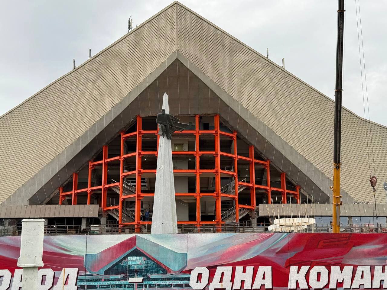 Омский СКК им Блинова в ходе масштабной реконструкции стал оранжевым Именно в такой цвет рабочие покрасили несущие конструкции фасадной части спорткомплекса С момента строительства СКК в 1986 году они были белыми Вскоре на фасаде начнется монтаж стеклянных витражей старые конструкции убрали еще в середине лета Первое мероприятие в спорткомплексе пройдет 25 сентября Оно будет закрытым от прессы и зрителей фото Омск Путеводитель