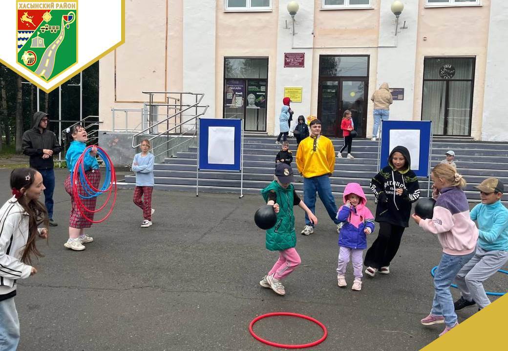 13 августа на площади Дома культуры поселка Стекольный для детей противотуберкулезного санатория прошла веселая игровая программа «День подсолнуха».  Мероприятие организовывалось для того, чтоб скрасить завершение летних дней и чтобы ребята не грустили из-за наступающей осени.  Детишкам очень понравилась бодрая зарядка, а также энергичные игры. В завершении программы ребята написали на ватмане самим себе напутственные слова к следующему лету.  И, не смотря на пасмурную погоду, все ушли в хорошем настроении и со  сладкими призами.