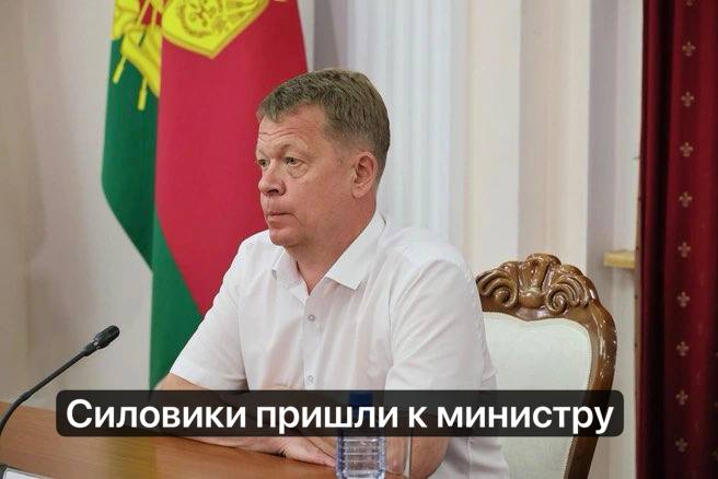 Обыски прошли у министра транспорта Краснодарского края Алексея Переверзева По данным портала 93 RU от источника из прокуратуры региона поводом стало возбужденное в Сочи уголовное дело по ч 4 ст 159 УК РФ Мошенничество в особо крупном размере Уголовное дело возбудили в отношении четырех лиц членов Союза дорожников Сафарбия Напсо директор Дагомысского ДРСУ и Андрея Московченко вице президент Союза начальника отдела Краснодар Автодор Анатолия Насонова и бывшего сотрудника краевого Минтранса по фамилии Важнов Также в деле фигурируют другие неустановленные лица Известно что Переверзев ставленник Вороновского который раньше был министром транспорта Кубани потом вице губернатором далее депутатом Госдумы а сейчас сидит в СИЗО Сегодня стало известно что губернатор переназначил Переверзева на пост министра транспорта Официальных комментариев о происходящем на данный момент нет Кубань территория закона   свои фото видео и истории присылайте нашему боту prostokrd bot Подпишись на наш канал в Telegram MAX