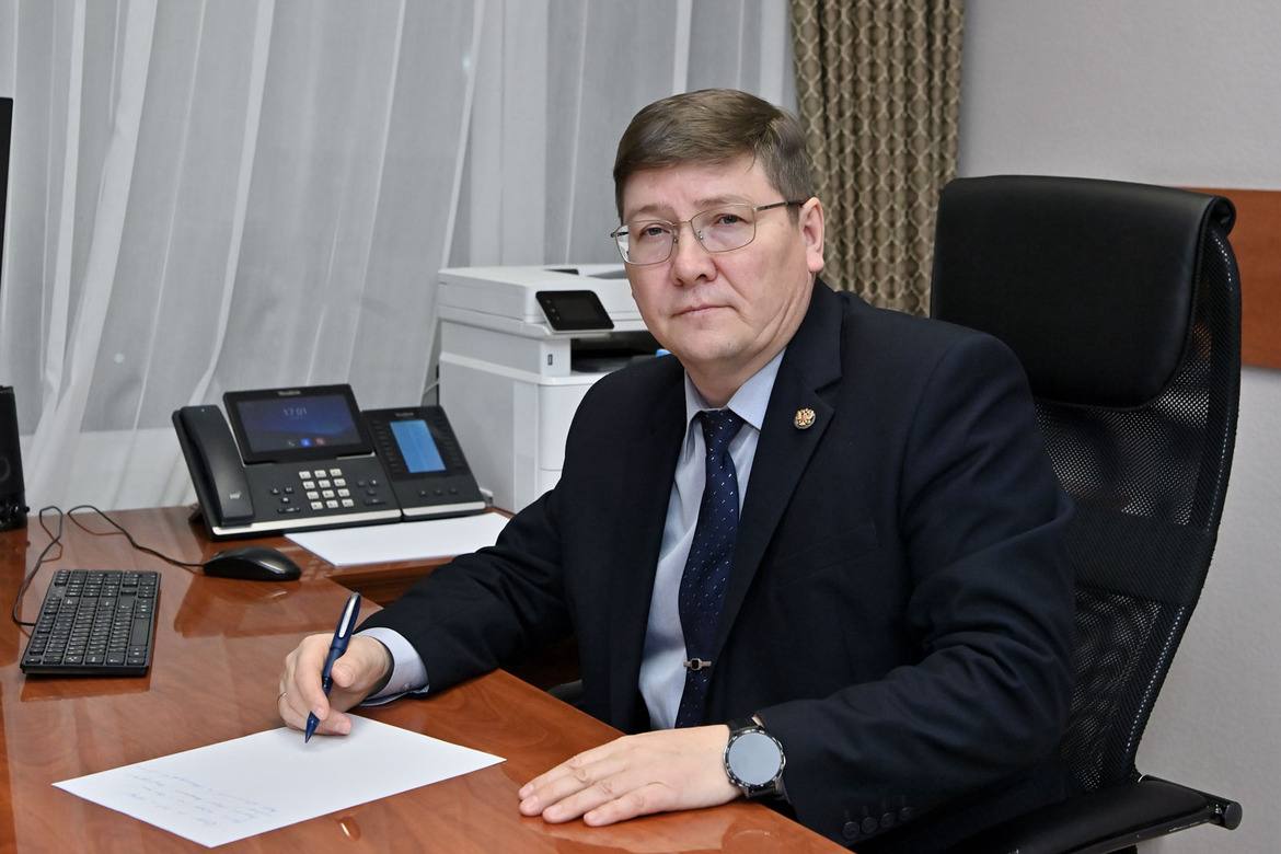 В правительстве Коми новое лицо   Андрей Садаев назначен зампредом правительства Коми Ростислав Гольдштейн доверил ему кураторство бюджетной и налоговой политики распределение средств в рамках нацпроектов Андрей Владимирович Садаев 19 09 1971 Биробиджан Окончил Академию гражданской авиации инженер по управлению движением Также окончил Хабаровскую академию экономики и права экономист В 1992 работал диспетчером аэропорта Биробиджан Затем бухгалтером филиала Агропромбанка В 1996 2000 в Управлении службы налоговой полиции Затем пару лет был предпринимателем Далее экономист финуправления правительства ЕАО С 2005 по 2011 замначальника отдела финуправления Потом год возглавлял этот отдел А далее начальник финансово экономического управления главный бухгалтер аппарата губернатора и правительства области Затем стал начальником финуправления С декабря 2019 по март 2021 ио зампреда правительства С марта 2021 по октябрь 2025 вице премьер