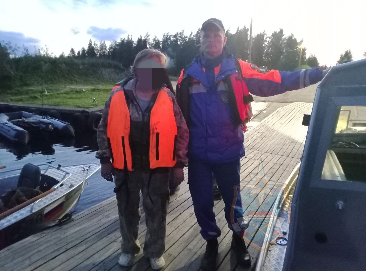 До берега добрался сам: двое в лодке потерялись в водах Ладожского озера Как сообщили в аварийно-спасательной службе Ленобласти, сбились с пути в акватории два лодочника — мужчина и женщина. На место выехали спасатели и доставили на берег потерявшуюся. Ещё один «водный странник» добрался до берега своими силами. Аварийно-спасательная служба ЛО Подписаться Прислать новость