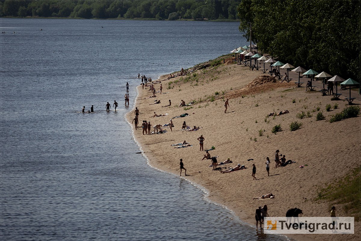 В Твери начался купальный сезон В Твери установилась очень жаркая погода. Температура превышает норму на 5-8 градусов, а в отдельные дни в областном центре было жарче, чем в южных регионах нашей страны. Такая погода позволила для некоторых особенно отважных горожан начать купальный сезон. #Волга #жара #купальный_сезон #купание #пляж