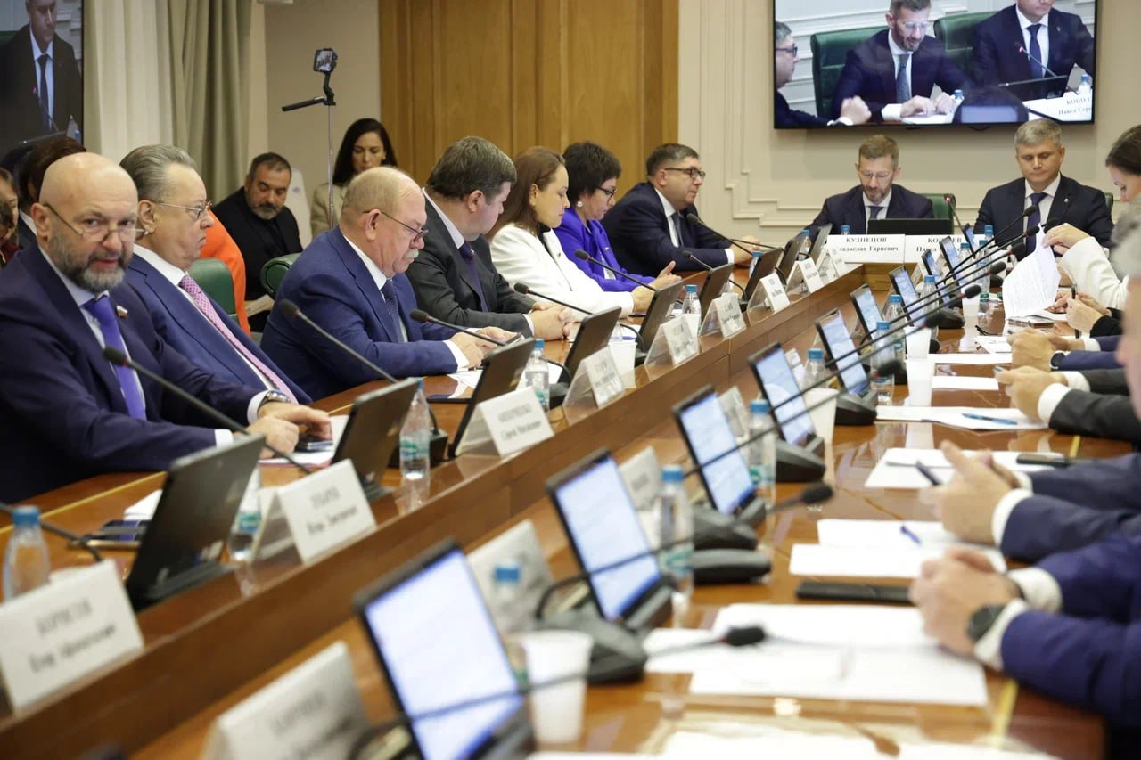 Развитие сельского хозяйства и вопросы поддержки агропромышленного комплекса Чукотского автономного округа рассматривались на расширенном заседании Комитета Совета Федерации по аграрно продовольственной политике и природопользованию Заседание прошло под председательством Главы Комитета Александра Владимировича Двойных В обсуждении приняли участие представители профильных министерств и ведомств Как отметил Губернатор Владислав Гариевич Кузнецов округ делает ставку на производство собственной продукции в том числе тепличных овощей яиц проводит модернизацию традиционных отраслей хозяйствования По итогам встречи Комитет рекомендовал Министерству сельского хозяйства РФ проработать вопрос применения для Чукотского автономного округа повышающих коэффициентов при распределении субсидий из федерального бюджета как к региону относящемуся к сложной территории для ведения сельского хозяйства Также было предложено рассмотреть возможность увеличения сроков реализации для Чукотки проектов по благоустройству общественных пространств на сельских территориях в рамках государственной программы Комплексное развитие сельских территорий с 12 ти до 24 х месяцев что позволит обеспечить проведение работ с учетом объективных сроков доставки грузов в навигацию Министерству сельского хозяйства РФ совместно с Федеральным агентством по рыболовству рекомендовано проработать вопрос о расширении научных исследований в бассейне рек Анадырского лимана путем привлечения научных организаций с целью определения причин снижения популяции анадырской кеты и выработки предложений по ее восстановлению